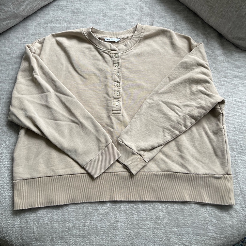 Zara size M women’s 6 button Henley shirt in khaki color. Cropped